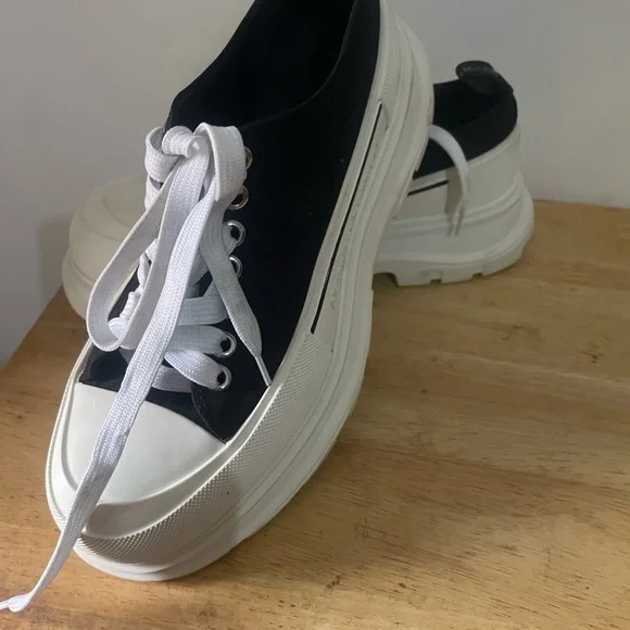 ❤️MEN ❤️Alexander McQueen Black and White Sneakers